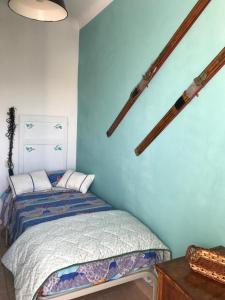 1 dormitorio con 1 cama con paredes azules en Apartamento Rural, en Navàs