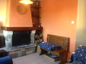 una habitación con chimenea y un banco frente a ella en Apartamento Rural, en Navàs