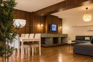 uma sala de estar com uma mesa e uma lareira em Origami Porto Residência & Hostel em Vila Nova de Gaia