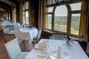 A restaurant or other place to eat at Parador de Benavente
