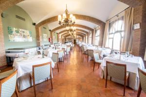 A restaurant or other place to eat at Parador de Benavente