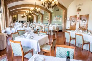 A restaurant or other place to eat at Parador de Benavente