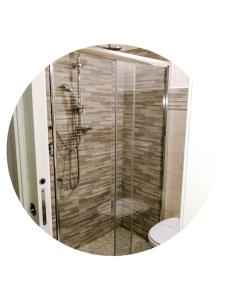 doccia con porta in vetro e servizi igienici di Casa della Nonna Polignano a mare a Polignano a Mare