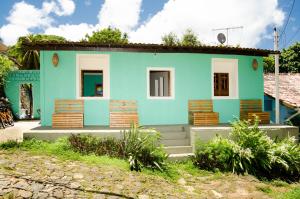 een klein huis met een blauwe bij Ilha Hostel in Fernando de Noronha
