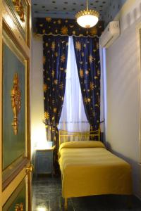 sypialnia z żółtym łóżkiem i oknem w obiekcie Hostal Horizonte w Madrycie