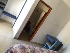 una stanza con specchio e sedia di Hotel Calafia a La Paz