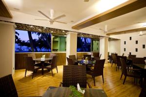 Reštaurácia alebo iné gastronomické zariadenie v ubytovaní Kaani Beach Hotel