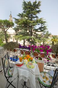 una mesa con fruta en el patio en Sweet Suite V&V, en Pompeya