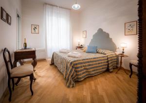 una camera con letto, tavolo e sedia di Santa Felicita Apartments a Firenze