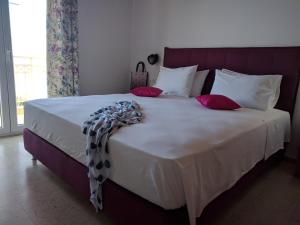 Un pat sau paturi într-o cameră la Laios Hotel (Adults Only)