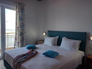 Un pat sau paturi într-o cameră la Laios Hotel (Adults Only)