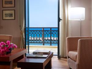 パノルモス・レティムノにあるMarelina Villasのリビングルーム(テーブル付)が備わり、海の景色を望めます。