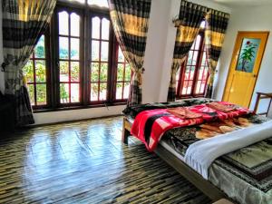 Postel nebo postele na pokoji v ubytování travellers nest inn