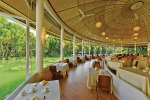 Restaurace v ubytování Dreamland Maldives Resort