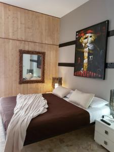 a bedroom with a large bed and a mirror at 3Jolie in Verona