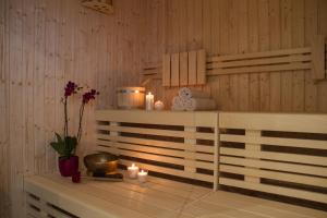 a room with candles on a shelf in a sauna at Ingrappa Sporthouse in Borso del Grappa