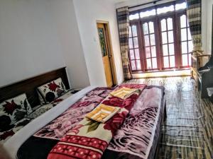 Postel nebo postele na pokoji v ubytování travellers nest inn