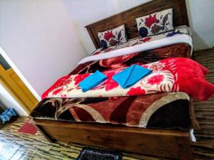 Postel nebo postele na pokoji v ubytování travellers nest inn