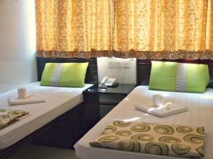 Giường trong phòng chung tại David Lounge