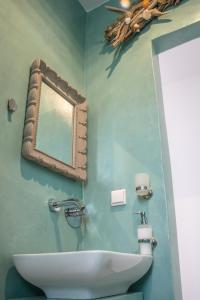 A bathroom at Anemomiloi Studios