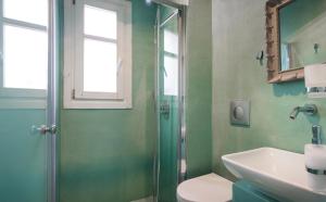 A bathroom at Anemomiloi Studios