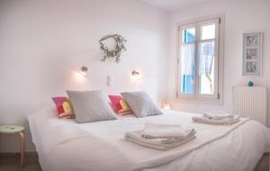 A bed or beds in a room at Anemomiloi Studios