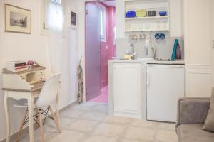 A kitchen or kitchenette at Anemomiloi Studios