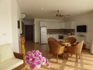 班菲的住宿－The Orchid Beach Resort @ VIP Chain Resort，一间带桌椅的客厅和一间厨房