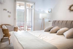 A bed or beds in a room at Anemomiloi Studios Még 29 kép