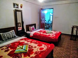 Postel nebo postele na pokoji v ubytování travellers nest inn