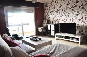 Televízia a/alebo spoločenská miestnosť v ubytovaní Apartamento San Luis