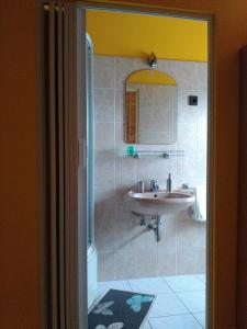 y baño con lavabo y espejo. en Napfény villa en Balatonfüred