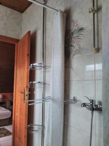 y baño con ducha y cortina de ducha. en Napfény villa en Balatonfüred