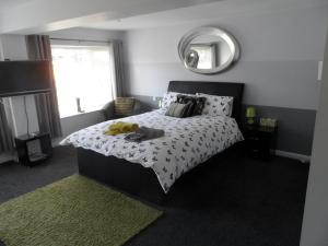 Кровать или кровати в номере Mayfields Guest House