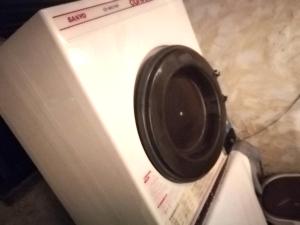 a washing machine with a pot on top of it at Taketomijima Guesthouse and je Taime in Taketomi