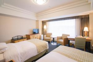 Postel nebo postele na pokoji v ubytování JR Hotel Clement Takamatsu