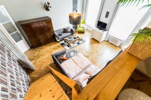 Televízia a/alebo spoločenská miestnosť v ubytovaní Park View Apartment with Sauna, A/C
