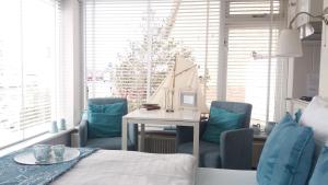 a bedroom with a desk and chairs and a christmas tree at Huize de Weijde Blick in Wijk aan Zee