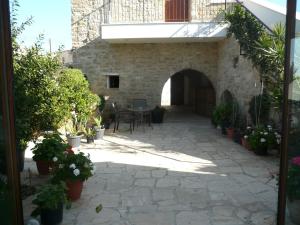 a courtyard in a building with a table and plants at Esperando in Maroni