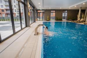 Bazén v ubytovaní SPA Polanki PARK Nemo Apartamenty Kołobrzeg alebo v jeho blízkosti