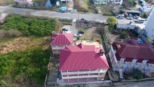 una vista aérea de una casa con techos rojos en Guesthouse Natali, en Gonio