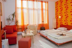 una camera d'albergo con due letti e un divano di Scotty's Boutique Hotel a Sofia