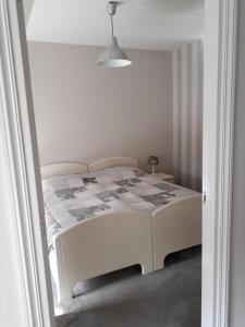 StaphorstにあるFestina Lenteの白いベッド(キルト付)が備わるベッドルーム1室が備わります。