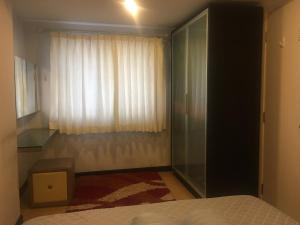 - une chambre avec un lit, une douche et une fenêtre dans l'établissement Apartemen Braga City Walk, à Bandung