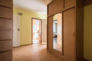een lege kamer met een grote spiegel en een hal bij Apartament z 3 sypialniami na wyłączny użytek - Selekcyjna 15 in Łódź