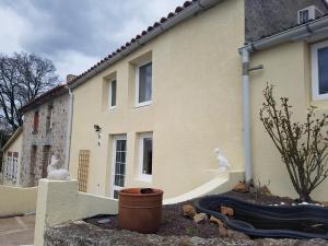 a house with a hose in front of it at Gîte Puy Morin in Montournais