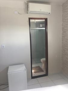 Un baño con ducha y WC. en Alto Serra Hotel, en Campina Grande