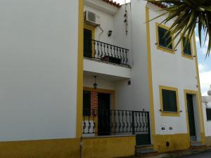 レゲンゴス・デ・モンサラーシュにあるRefúgio d' Aldeiaの白い建物(バルコニー付)