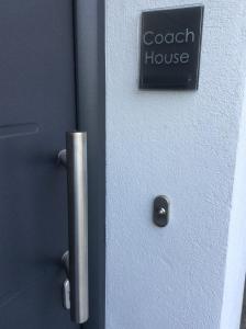 una puerta con un cartel que diga posada en Coachhouse, en St Ives 6 fotos más