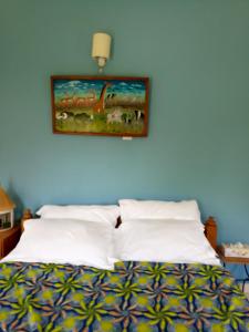 เตียงในห้องที่ Kilimanjaro Eco Lodge